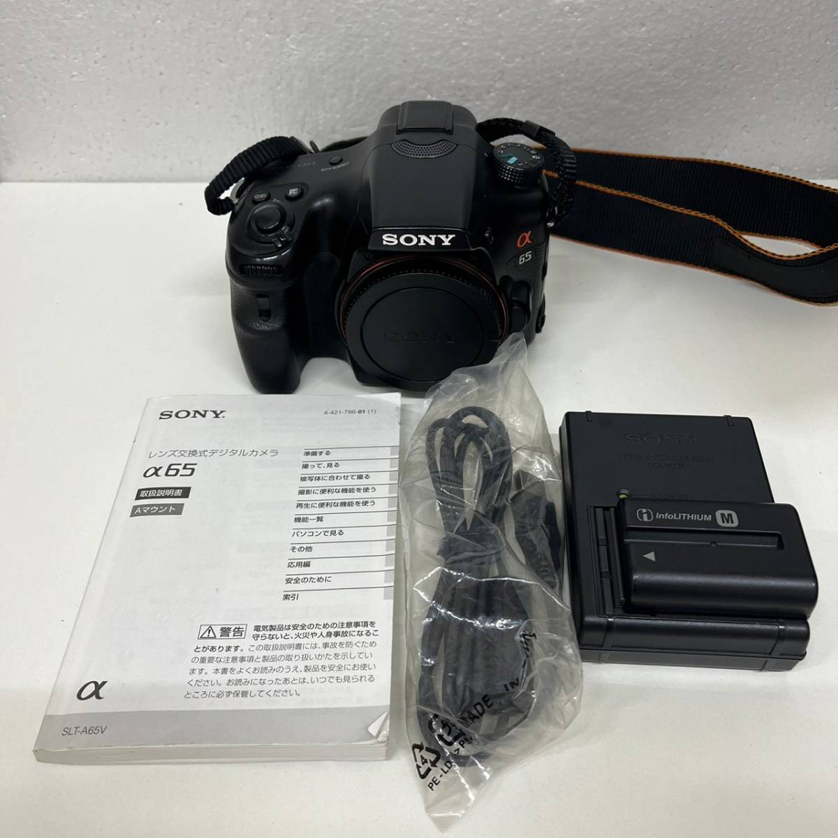 【C-18699】 SONY α65 SLT-A65V ミラーレスデジタル一眼カメラ 通電確認済み バッテリーチャージャー付 ボディ 本体 中古