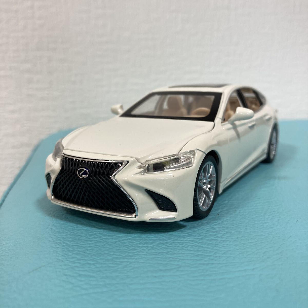 レクサス LEXUS LS500h ホワイト 1/32 ミニカー 電池3個プレゼント