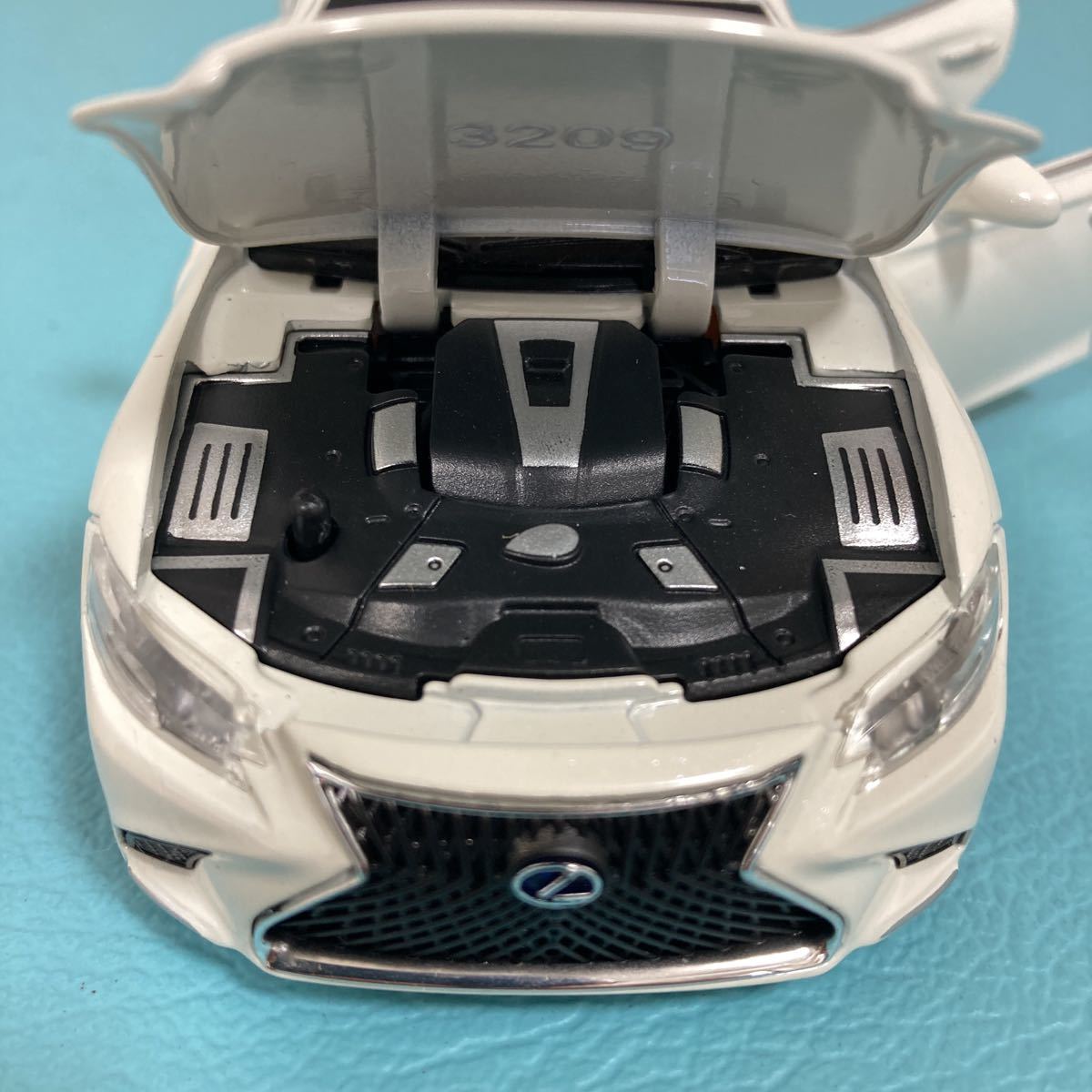 レクサス LEXUS LS500h ホワイト 1/32 ミニカー 電池3個プレゼント