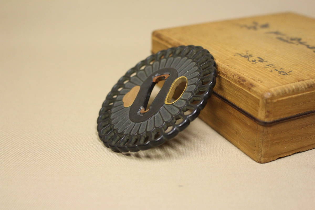 凛】 ☆無名 京正阿弥 菊花形赤銅透 時代鍔 寒山識箱☆