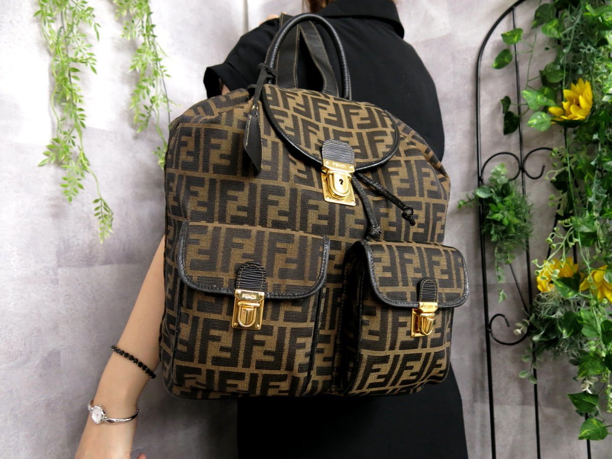 ●美品●FENDI フェンディ●ズッカ●ナイロンキャンバス カーフ レザー 本革●バックパック リュックサック●黒 ベージュ●G金具●Js39032