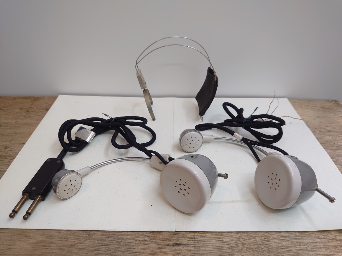 ダイヤル式電話　受話器 ヘッドセット 灰色　DJ ヘッドホン　昭和　ヴィンテージ 旧電電公社【電話交換手ブレスト送受器】2個 オペレーター ヘッド