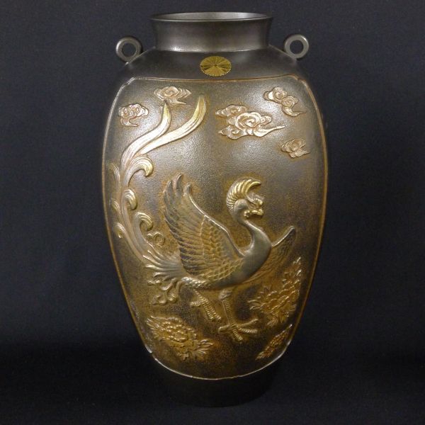 T288 高岡銅器 仙龍 造 鳳凰牡丹文金象嵌銅花瓶 十六八重表菊紋入 高さ28.5cm 重さ3.2kg 花器 花入 花生 飾壺 華道具/80