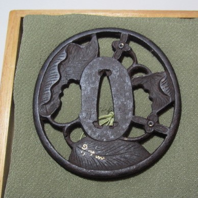 優品 新-114 鉄鍔 丸形 武州住〇方 菊花の図 象嵌 音色良 鍔 【公式通販】