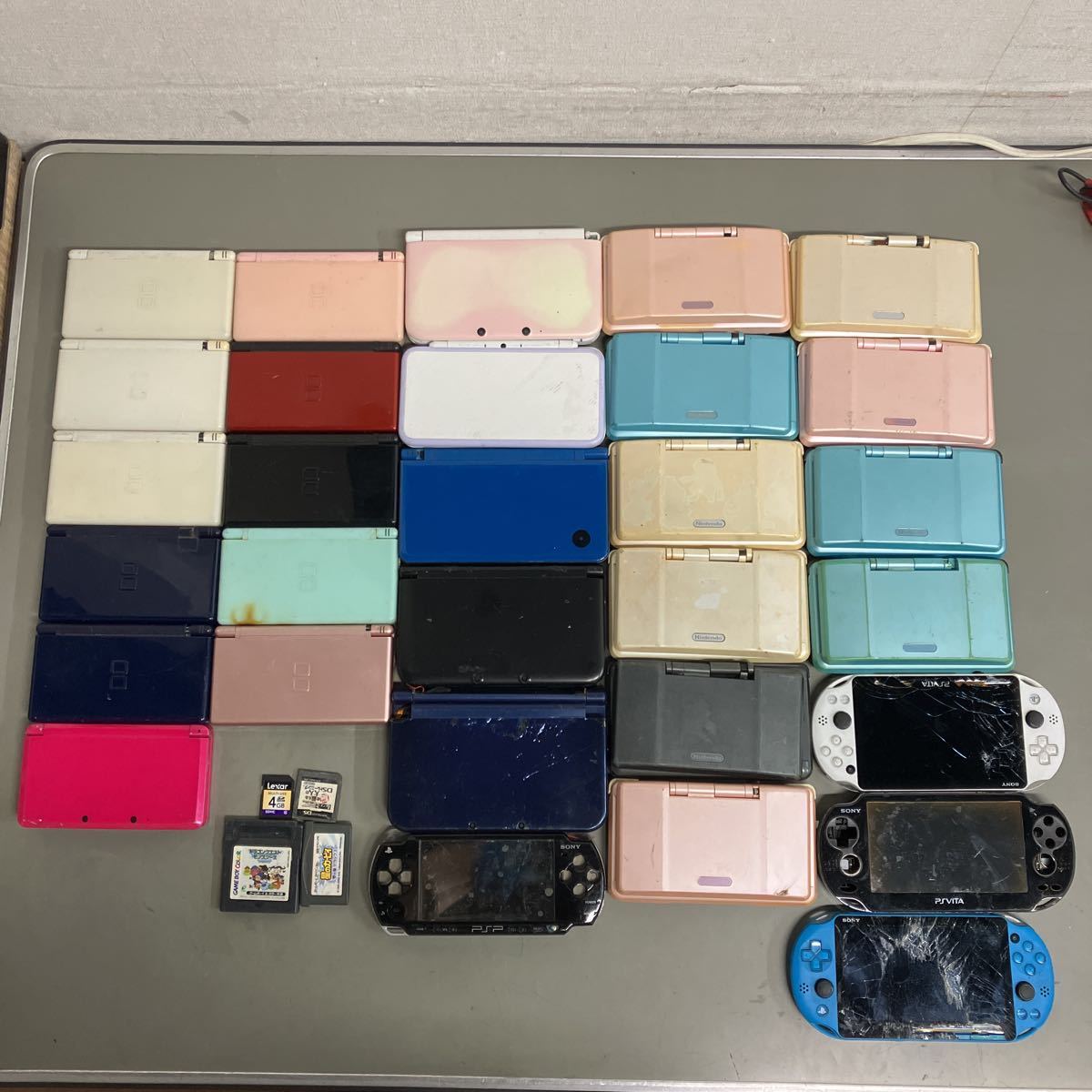 R139 任天堂 DS Lite /DS/3DSLL /DSiLL /3DS SONY PSP2000/PCH-1100 まとめて　30個 ジャンク品