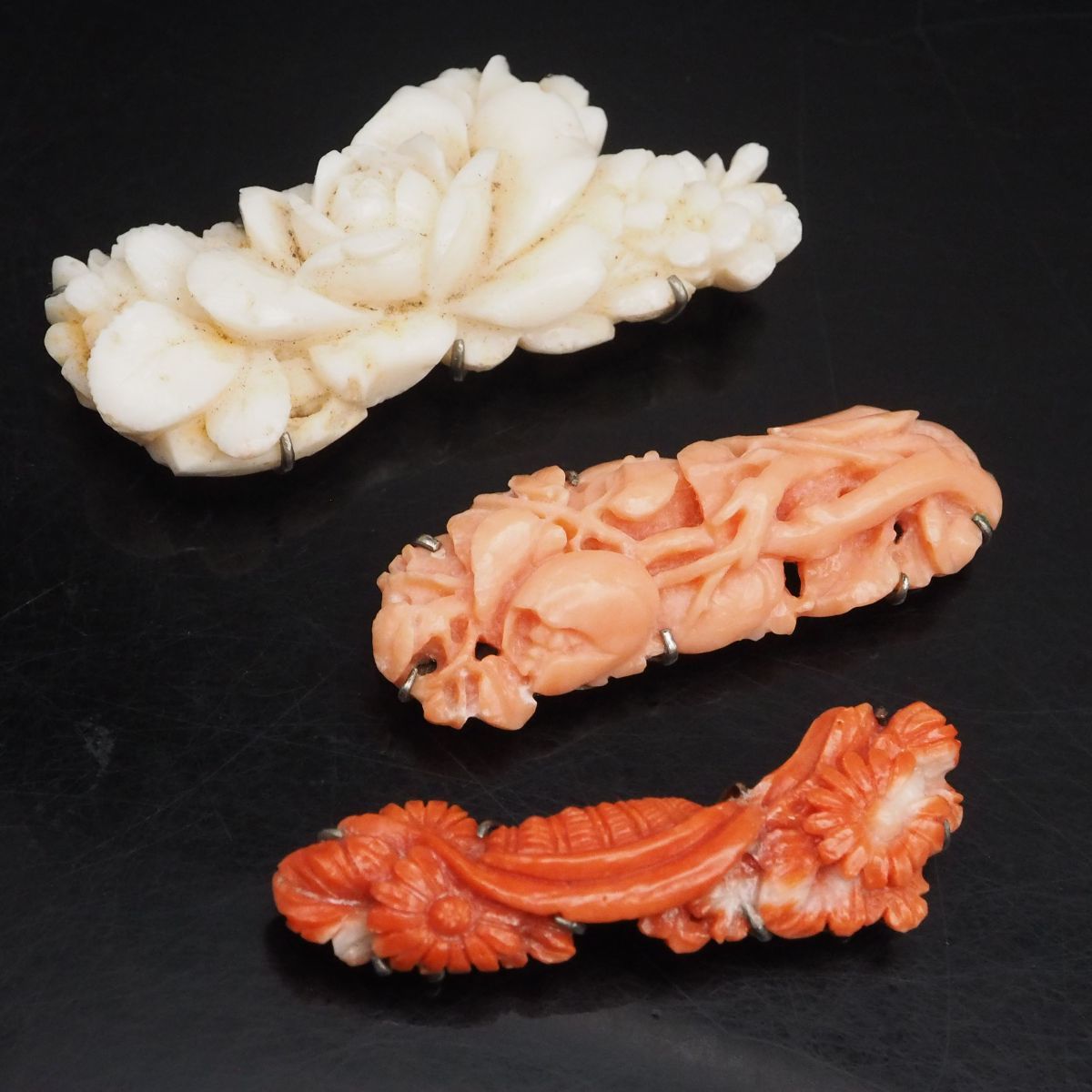 アンティーク 瓢箪に花彫刻 本珊瑚帯留