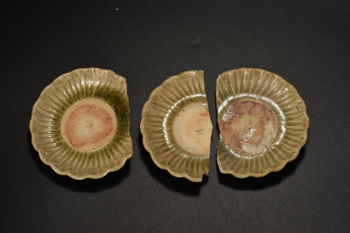 黄瀬戸波小皿　灰釉薬　桃山時代　検索:美濃/現代工芸/作家/桃山時代/織部/黄瀬戸/志野/御深井/陶片/李朝/骨董/唐津/萩/瀬戸黒/高麗