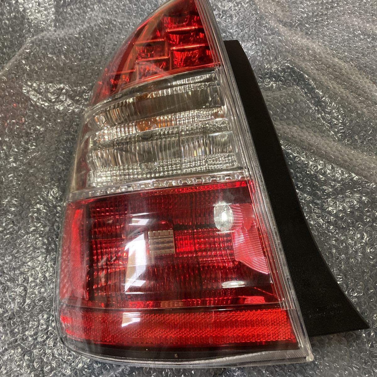 左　20型　リアコンビランプ　テール　プリウス　NHW20 20系