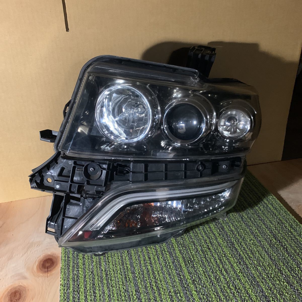 ホンダ　N-BOX カスタム ヘッドライト　