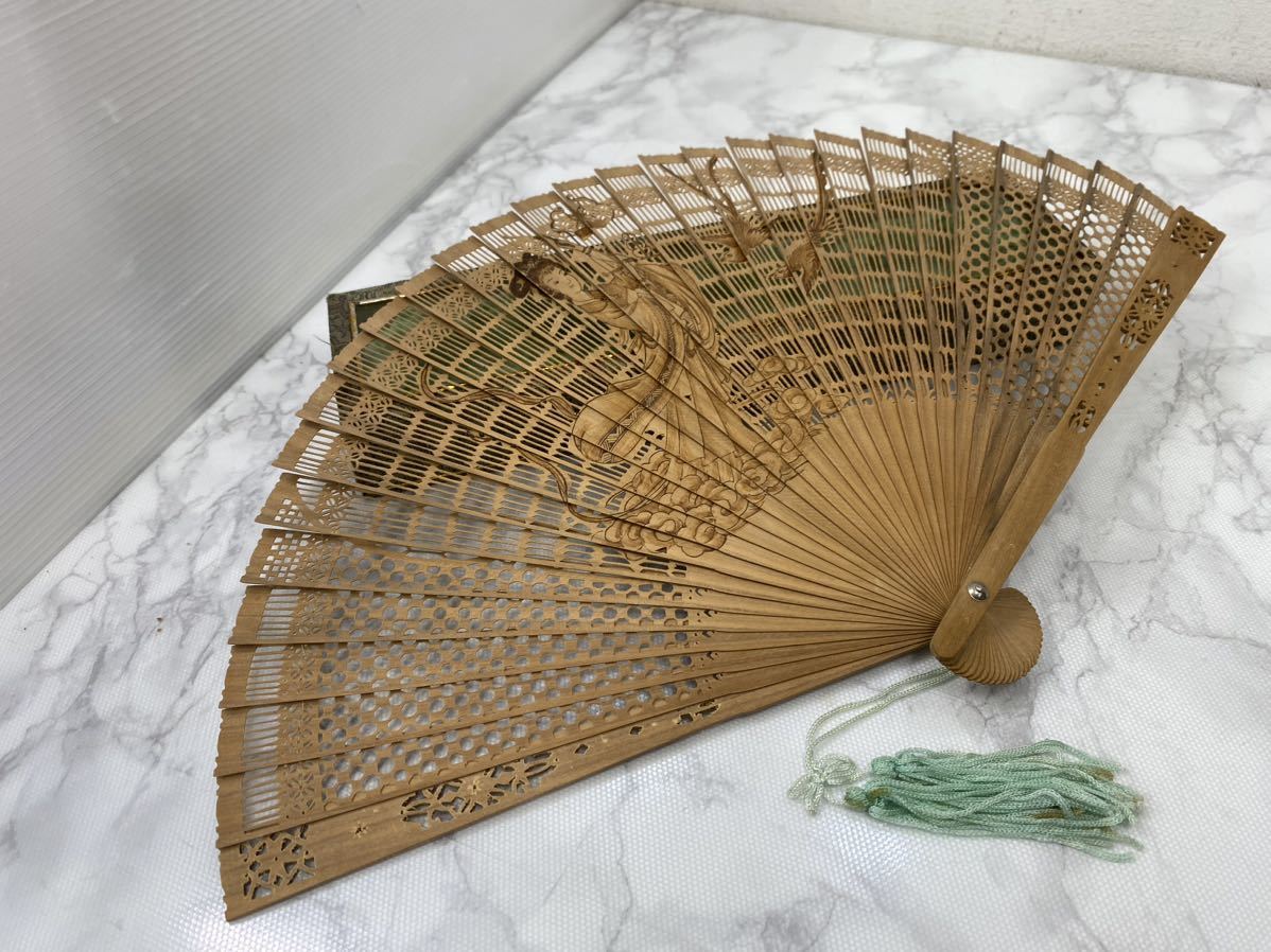 37631【自宅保管品】檀香扇 白檀？ 扇子 工芸品 民芸品 透かし彫り