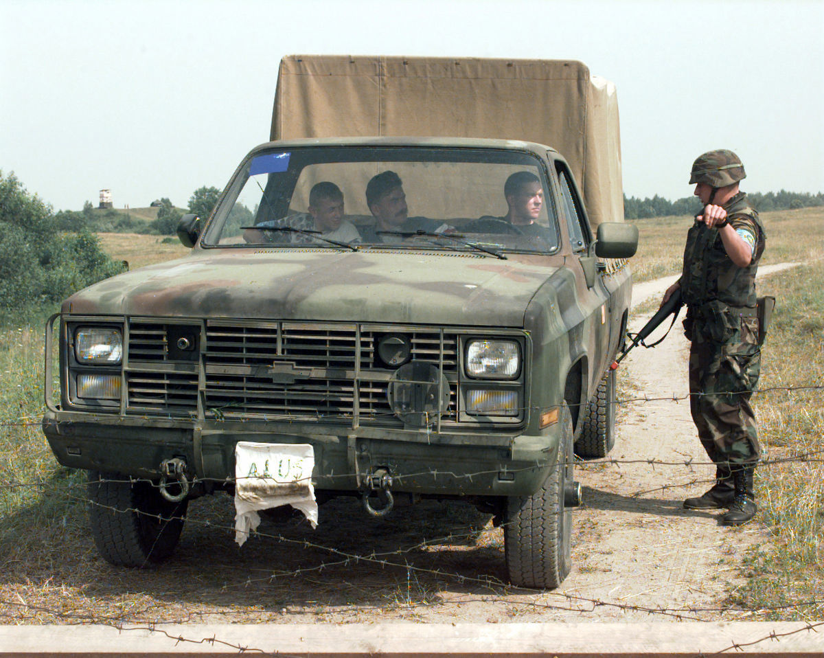 シボレー　C10　K10 CUCV　アメリカ軍　本物　バンパーガード　スクエアボディ　サバーバン　