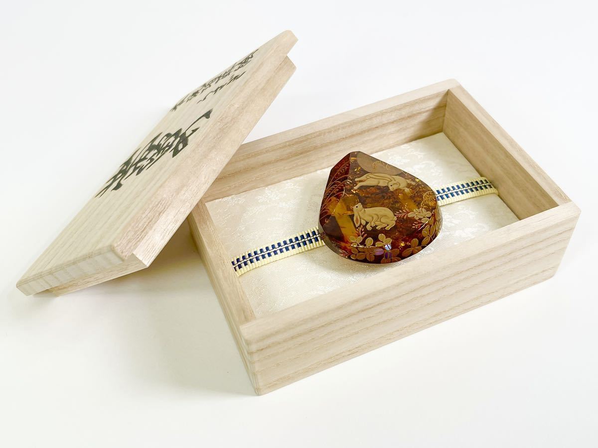 片山雅博作 本琥珀蒔絵 うさぎ 帯留 5.5×5×1.5cm 重量21.8g 共箱 和装 