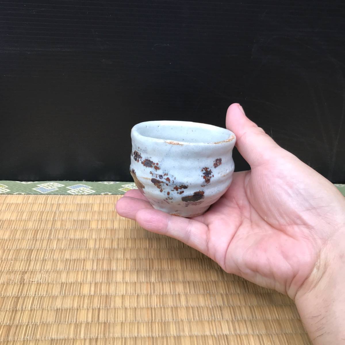 絵志野のぐい呑み、（斗）荒川豊蔵銘印？酒器 猪口 ちょこ 小鉢