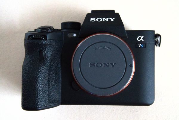 美品・送料無料】Sony α7S III (ILCE-7SM3) 付属品完備・シャッター