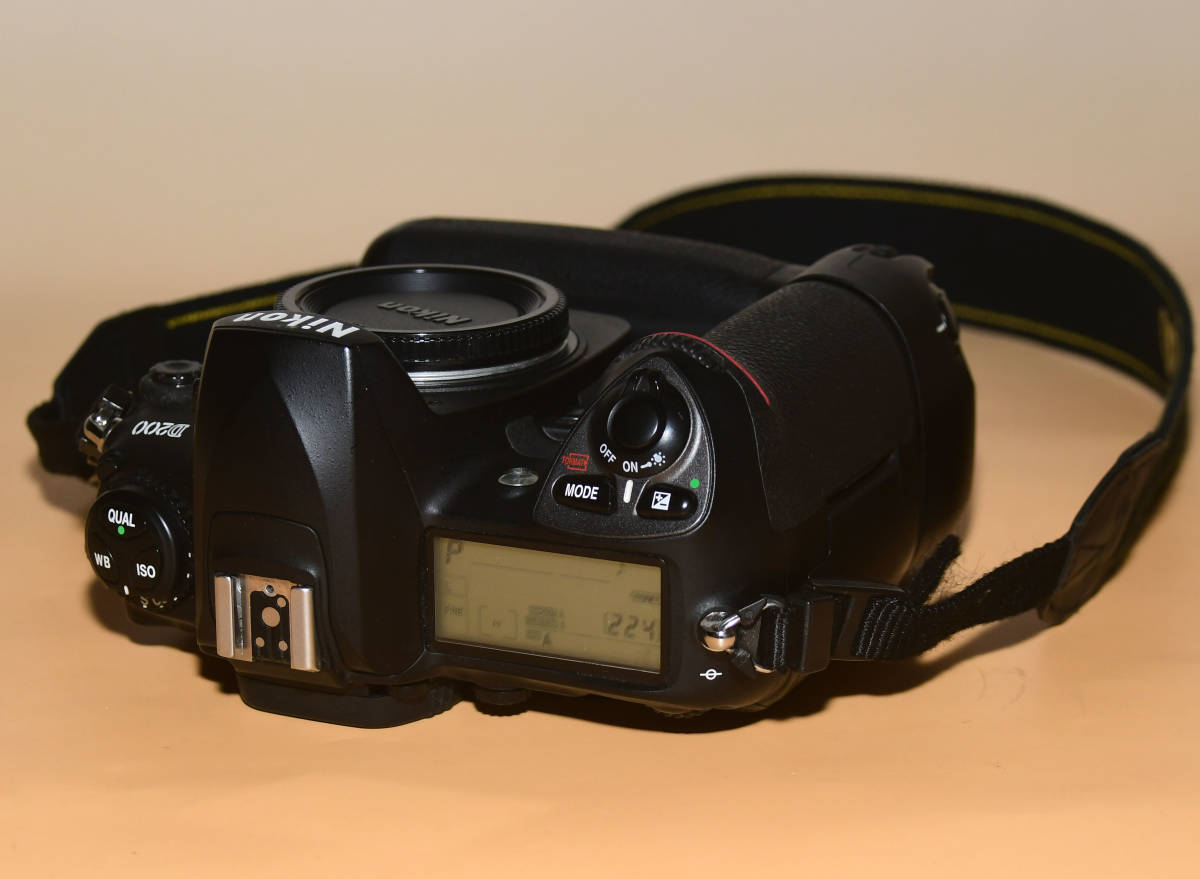 完動品 Nikon 一眼レフカメラ D200 ＋マルチパワーバッテリーパック MB 