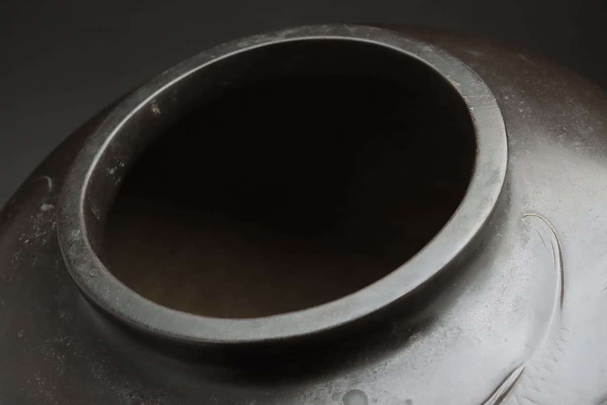 EN251 【市岡紫雲 作】銅製 金象嵌 群鯉盛上 花瓶 高26cm 重5.5