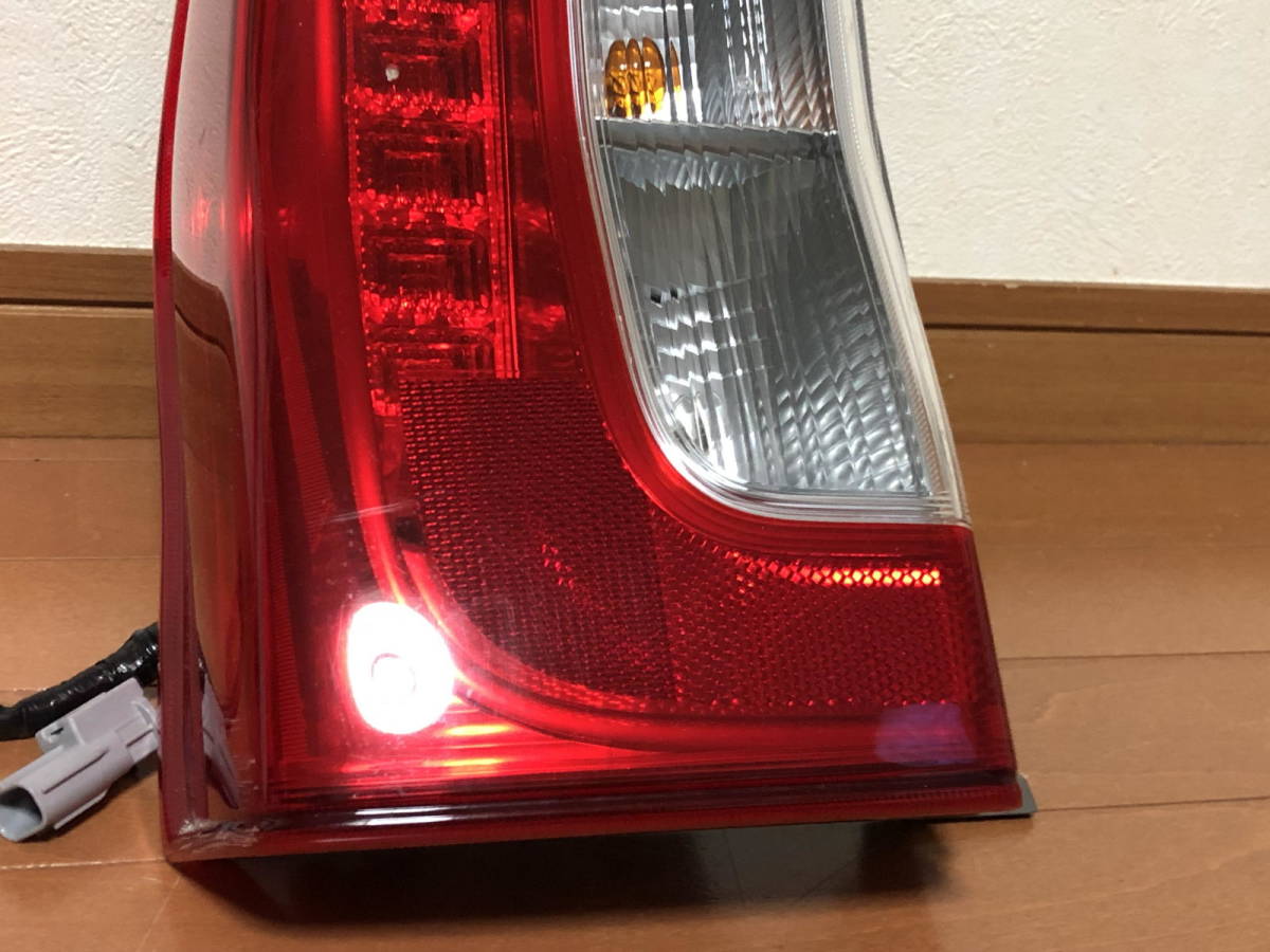 LA600S LA610S タント 純正 左テールランプ 純正 タント LA600S 運転席