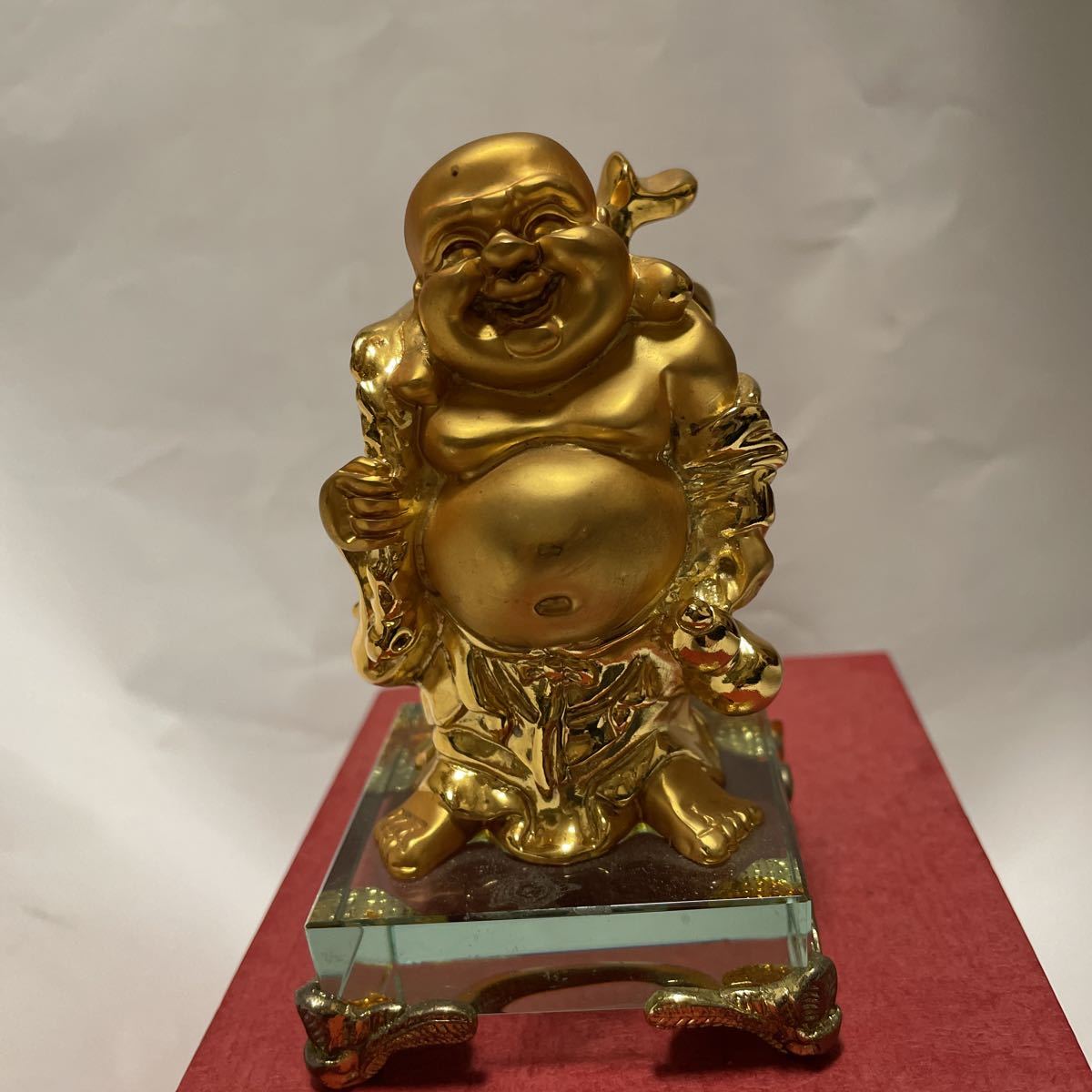 寿老人でしょうか？台はガラス像は金属製です。鍍金・金メッキと思います。小さな像ですが、置物としては素晴らしいと思います。