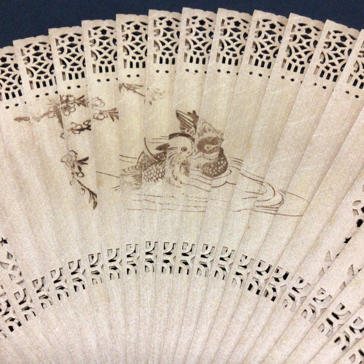 最新作，安い 中国工芸品扇子３本おまとめ　透かし彫り 和装小物 白檀扇子　象牙風　中国美術