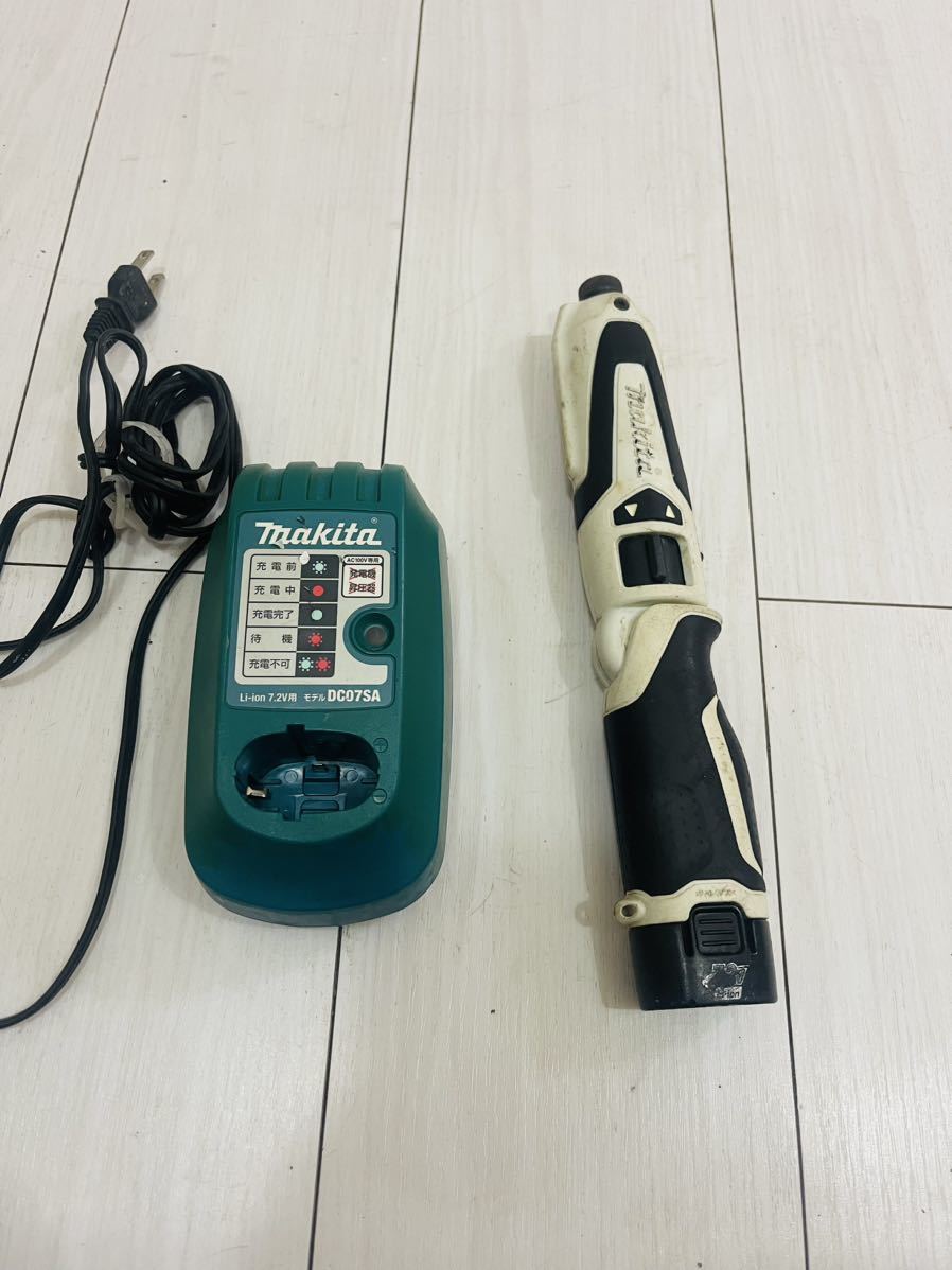 マキタ(Makita) 充電式ペンインパクトドライバ 7.2V 1.0Ah バッテリー搭載 TD021D