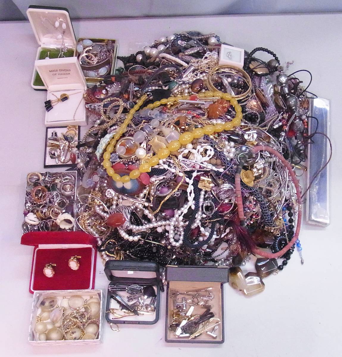 アクセサリー大量まとめ売り☆ネックレス・ブローチ・イヤリング・タイバー 指輪等☆約10kg ジ'ャンク扱い フリマ商材 雑貨