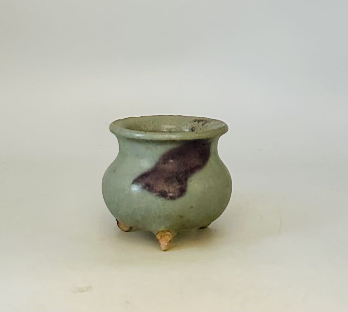 鈞窯紅斑香爐 Sold at Auction: 陶磁器 鈞窯天藍釉鼓釘三足