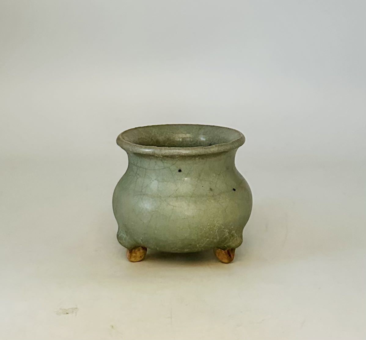 鈞窯紅斑香爐 Sold at Auction: 陶磁器 鈞窯天藍釉鼓釘三足