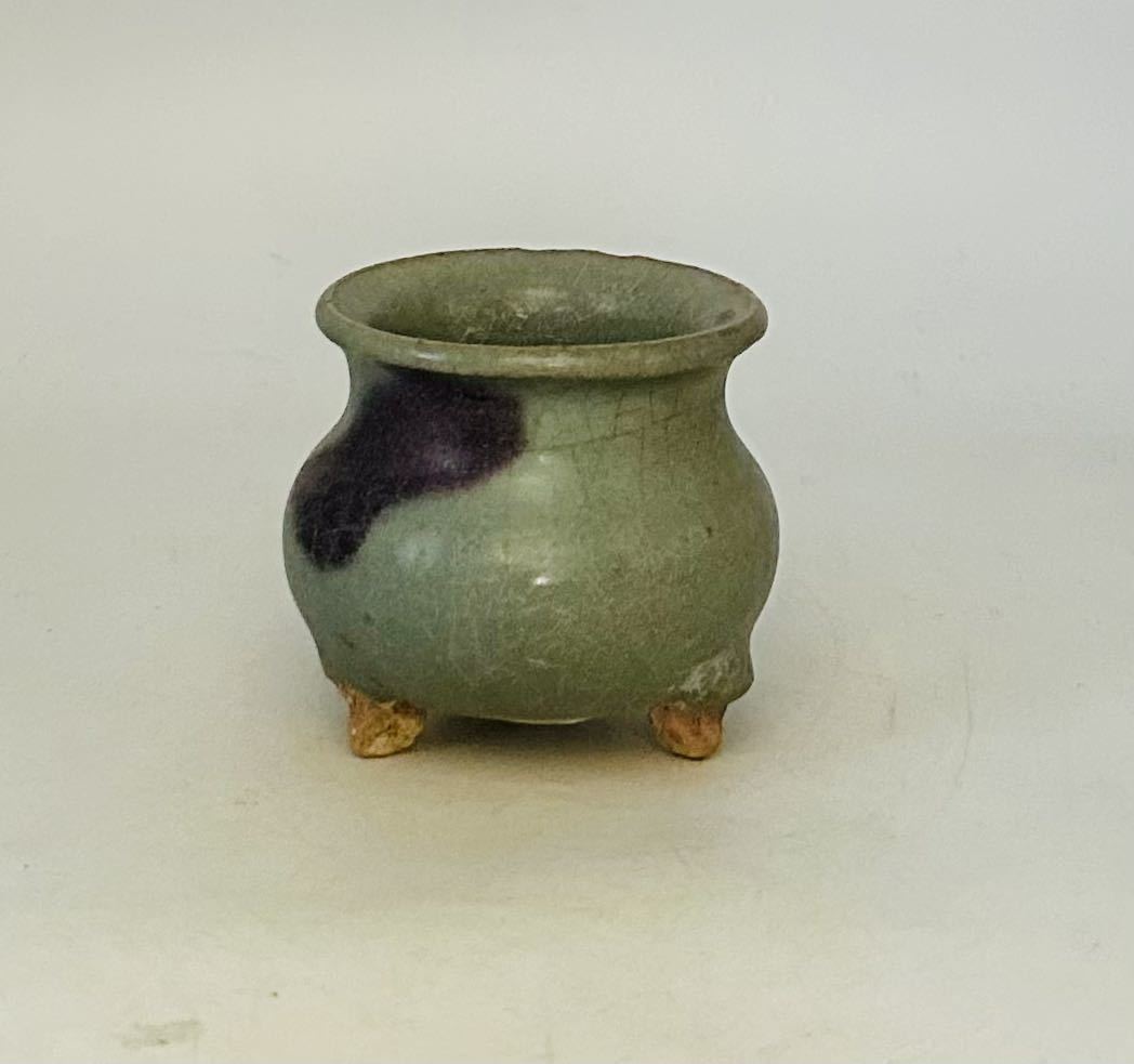 鈞窯紅斑香爐 Sold at Auction: 陶磁器 鈞窯天藍釉鼓釘三足