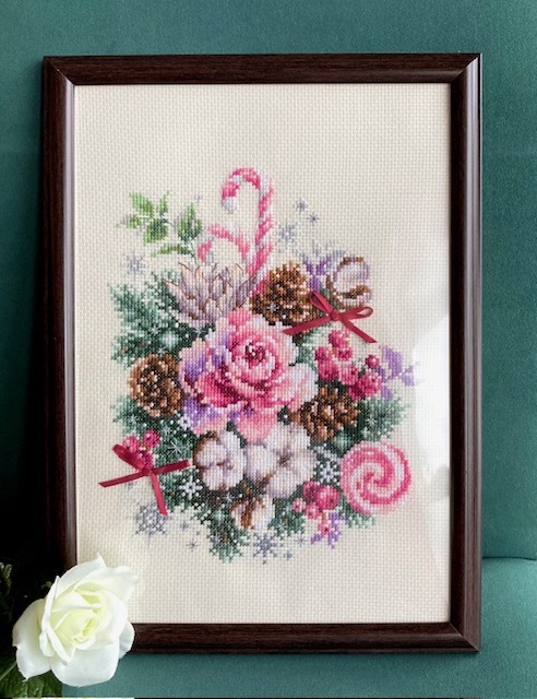 ピンクのばらのクリスマスモチーフ・クリスマス・クロスステッチ・ハンドメイド・額入り