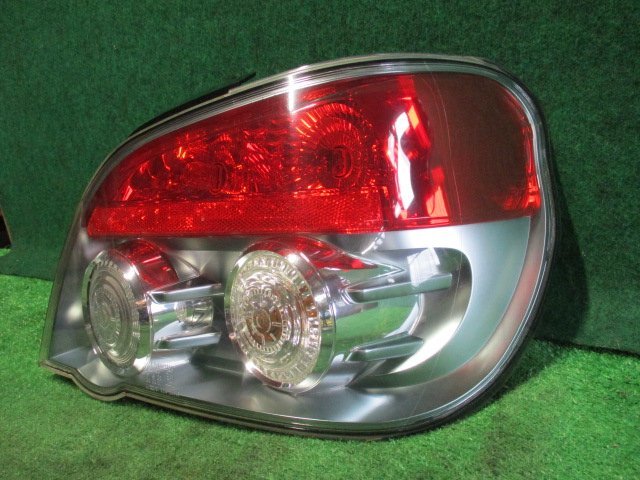 ひび割れありスバルインプレッサ GDB F型 右側テールライト ひび割れ