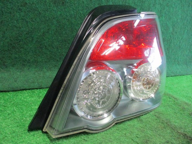 ひび割れありスバルインプレッサ GDB F型 右側テールライト ひび割れ