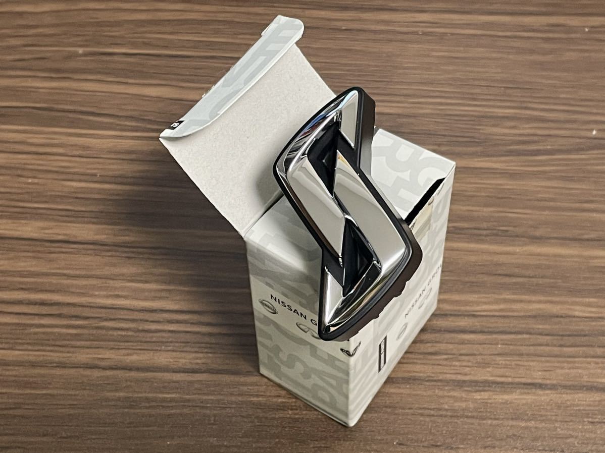 未使用 日産 純正 スカイライン R34 ER34 ENR34 HR34 BNR34 フロントグリルエンブレム Sマーク 