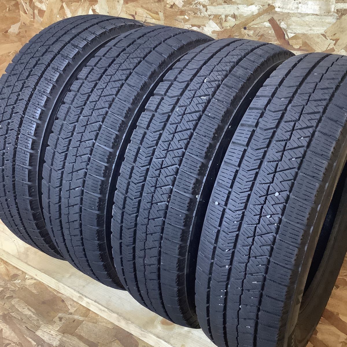 新作登場 BRIDGESTONE BLIZZAK VRX2 ブリヂストン 165/70R14 スタッドレス 2018年製 4本セット 6〜7分山(中古品)｜売買されたオークション情報、yahooの商品情報をアーカイブ公開 - オークファン 14インチ