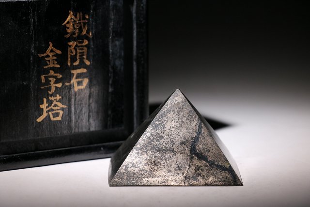 ☆寒椿☆鐵隕石金字塔　高約5㎝　重量約351ｇ　(検)隕鉄 石鉄 彫金字塔 ピラミッド型