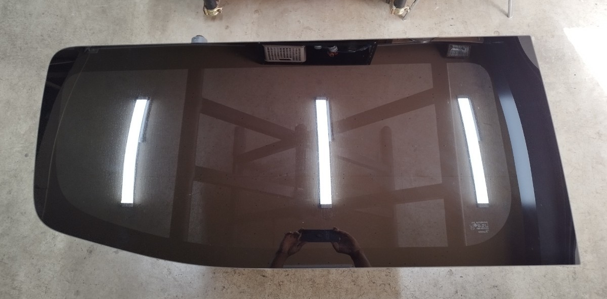 在庫処分 日産 NV350 キャラバン E26系 右リアドアガラス 右スライドドアガラス M2L3 プライバシーガラス フィルム付き 状態画像確認