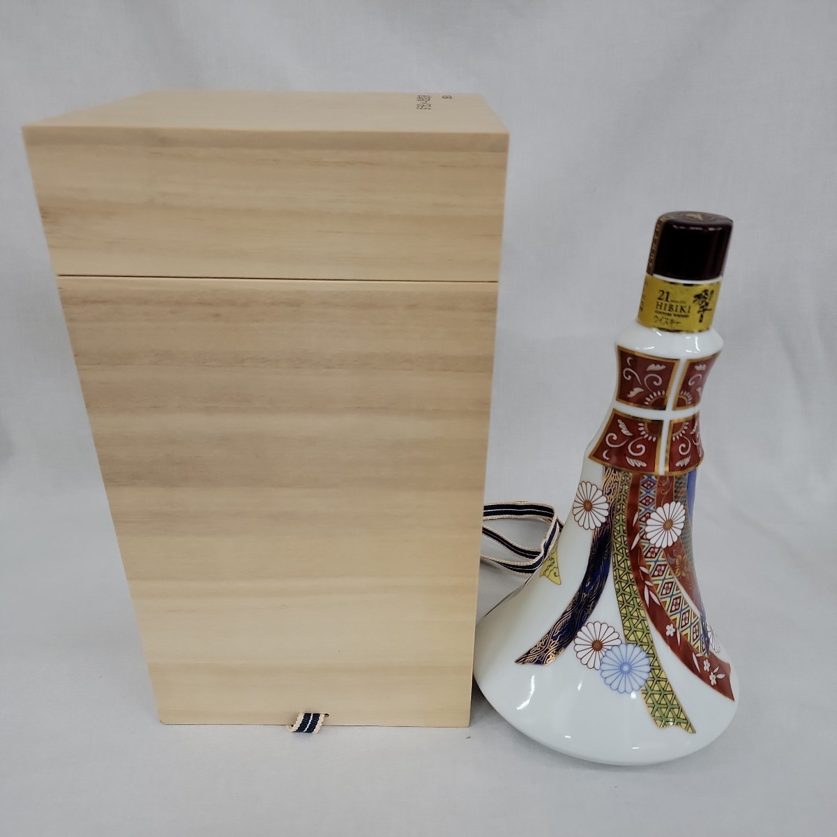日*衣様 響21年 有田焼 空瓶 未開栓 響21年 有田焼 色絵菊熨斗文扇形瓶 600ml 1313g 東京都内