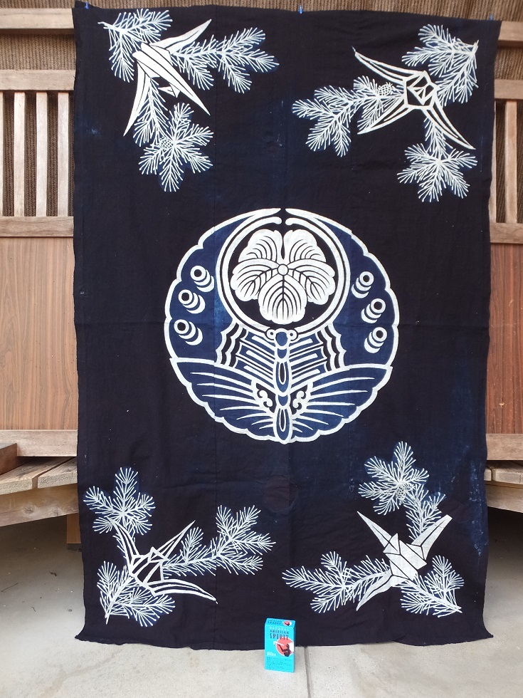 青色を入れた中厚藍木綿筒描蝶蔦大紋若松折鶴