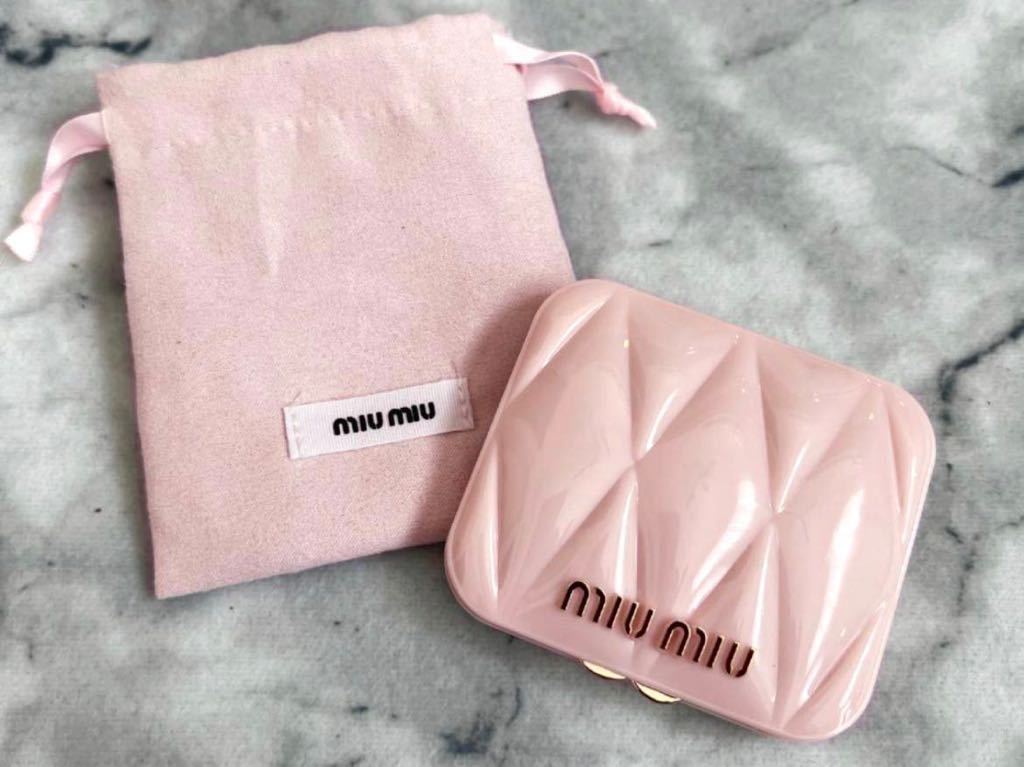 【最安値，定番人気】 ミュウミュウ miu miu ミウミウ ミラー 鏡 金具 ゴールド ノベルティ ピンク 巾着ポーチ(手鏡)｜売買されたオークション情報、yahooの商品情報をアーカイブ公開 - オークファン 手鏡