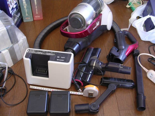■EC-AS500-P Sharp 充電式掃除機 2017年製 純正充電器/バッテリー2個/リモコンホースつき 動作品(確証写真提示) ロングパイプなし JUNK扱