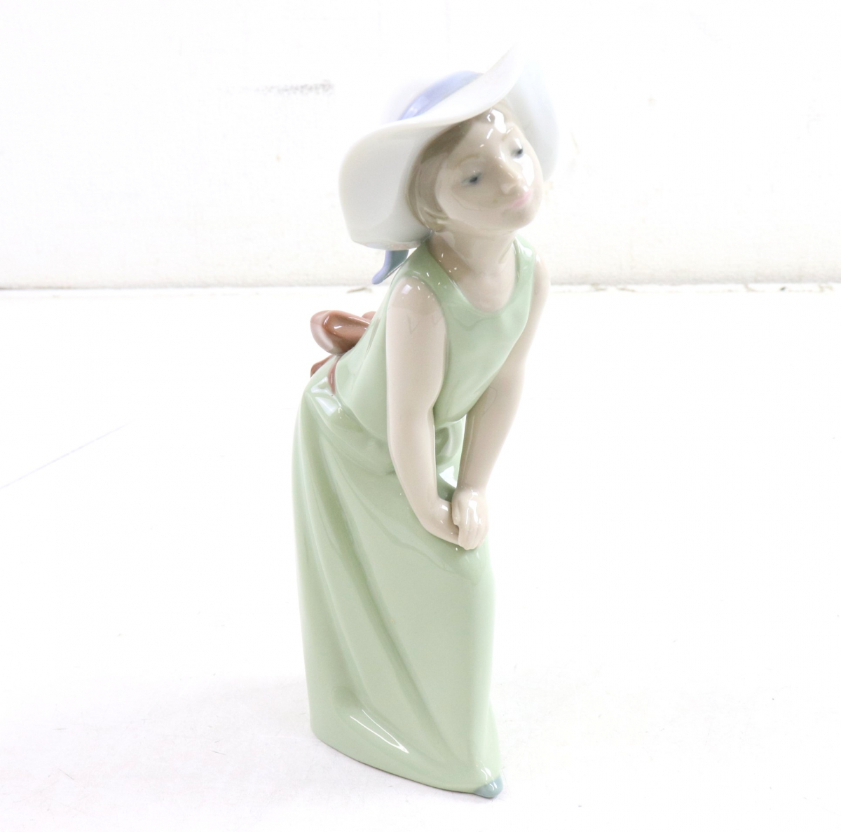 リヤドロ LLADRO 鏡の前で 若草色の少女(鏡の前で)4 L336 鏡の前で