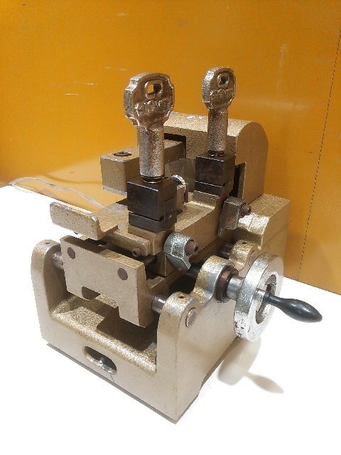 人気セール，品質保証 1円スタート CLOVER クローバー キーマシン CL-300 合鍵複製機 動作良好 A8939(鍵)｜売買されたオークション情報、yahooの商品情報をアーカイブ公開 - オークファン 鍵