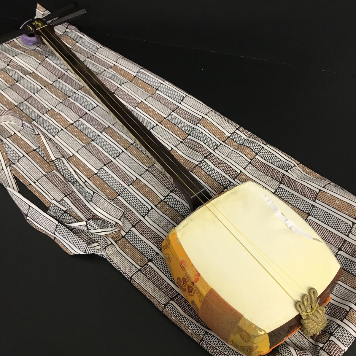 子持ち綾杉胴　金細　三味線　全長約101㎝　東な7-0920② 高級品 中棹地唄三味線 子持ち綾杉胴 紅木 金細 K9 金 東さわり 二本溝