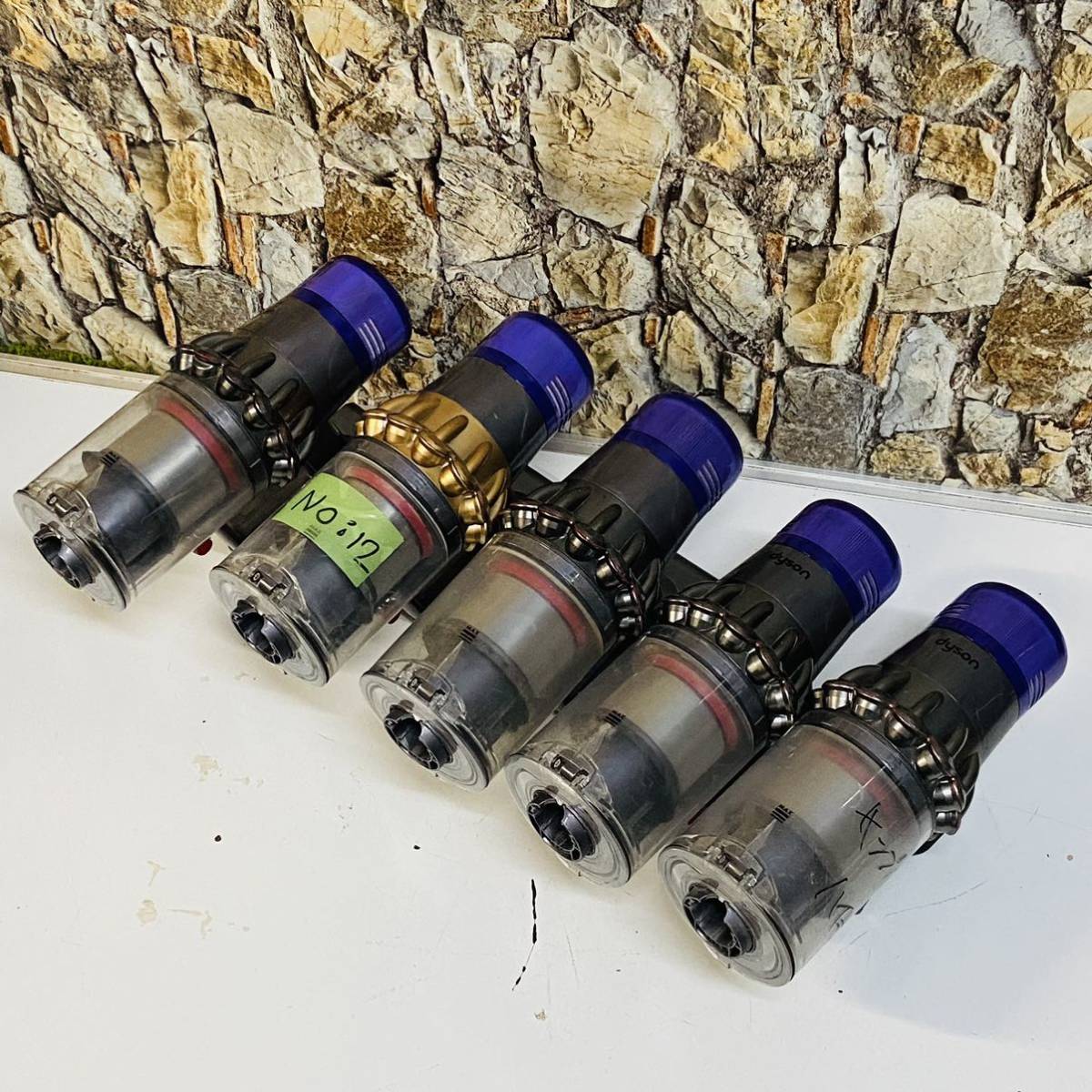 【赤字超特価，格安】 dyson ダイソン SV15x2// SV12x3/ 5台まとめ コードレスクリーナー 掃除機 サイクロン式 ジャンク 現住品(ダイソン)｜売買されたオークション情報、yahooの商品情報をアーカイブ公開 - オークファン ダイソン