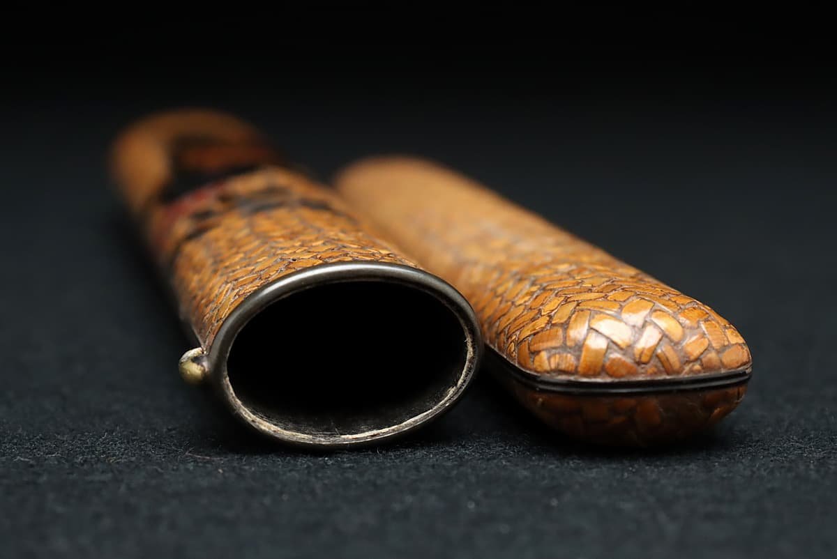 EO643 【慶眞 銘(慶真)】時代 網代編 小芥子に南天高蒔絵 煙管筒 全長