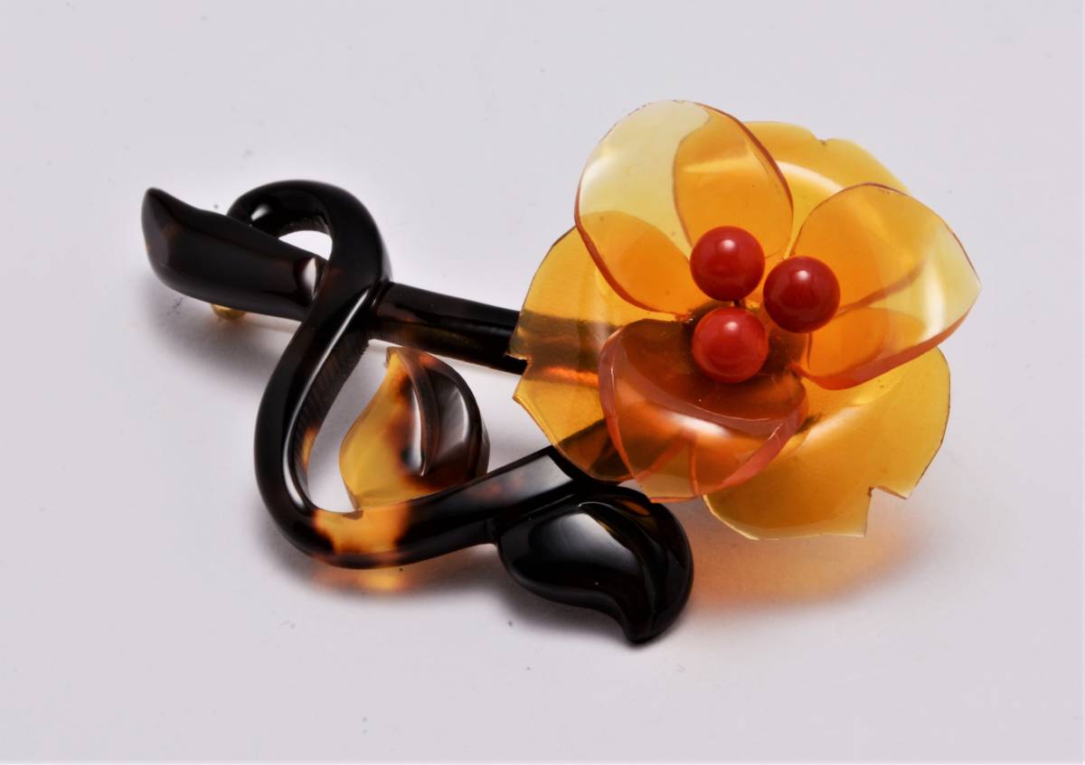 日本・高知産赤珊瑚 桜の彫り帯留め 至高の逸品☆アンティーク ２色・鼈甲 珊瑚帯留め兼ブローチ