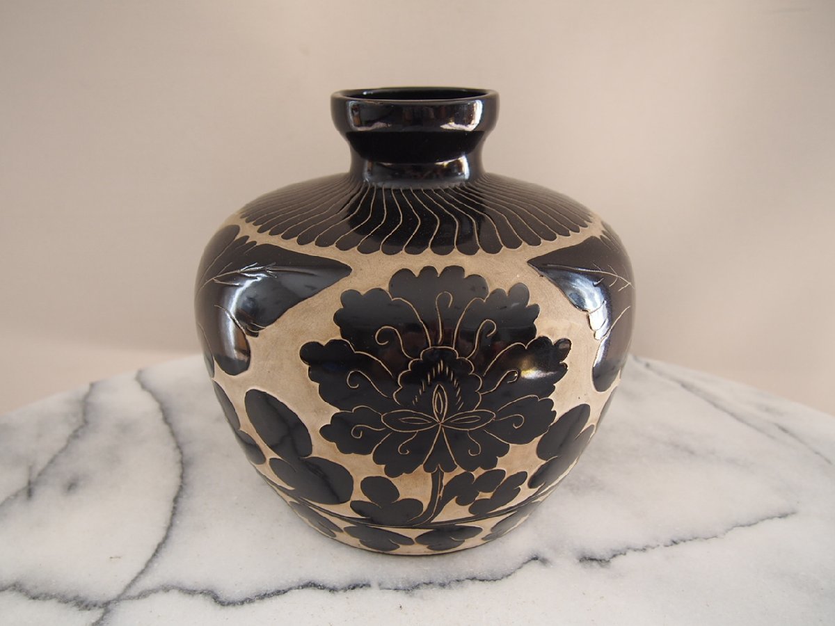 牡丹文壺☆黒釉掻落牡丹文壺☆中華陶瓷 TAIWAN R.O.C 刻印あり☆花壺
