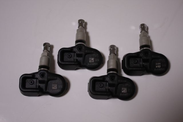 レクサス、トヨタ用　空気圧センサー　中古4個セット　PMV-CO15
