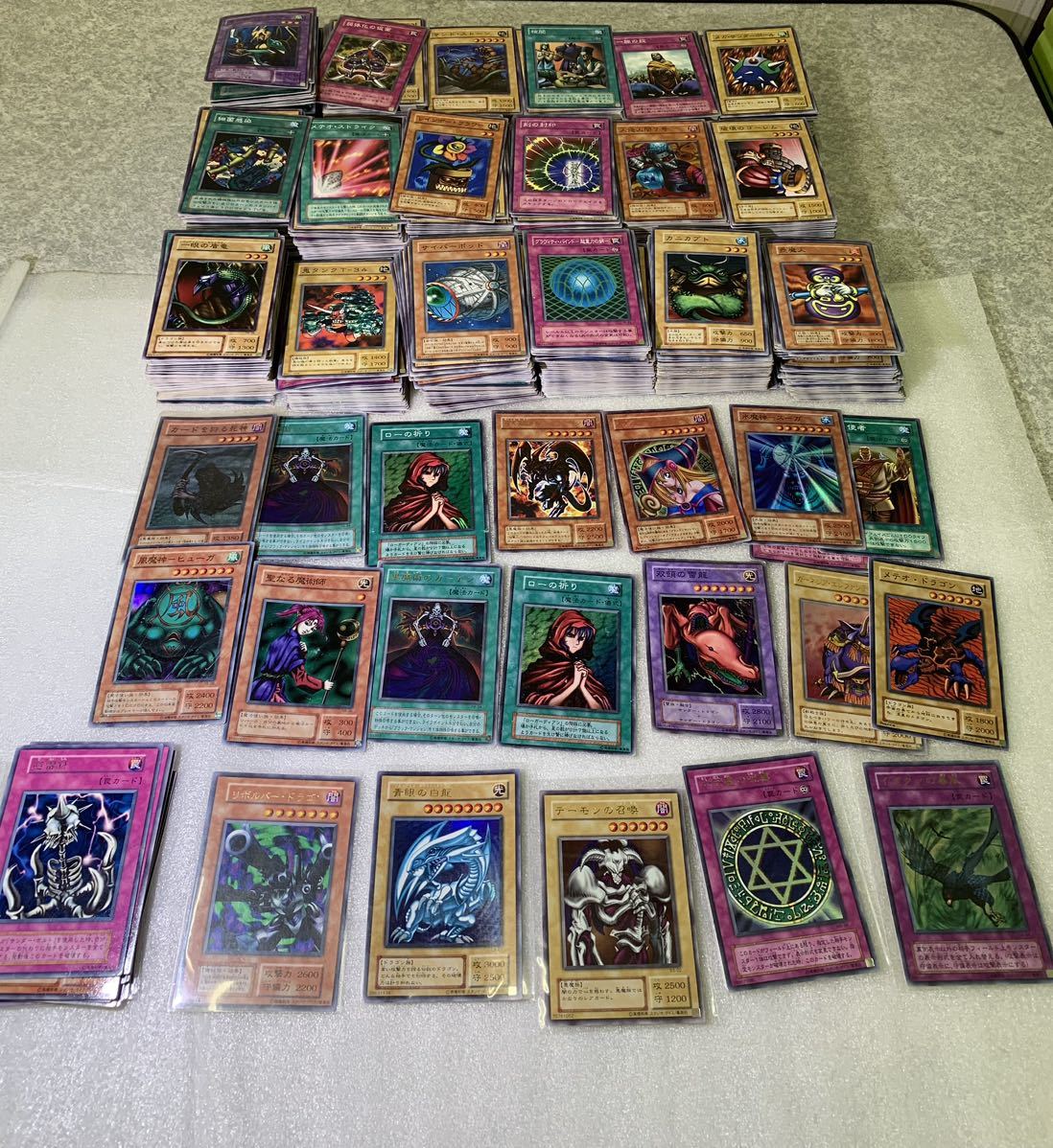 遊戯王 1期/2期レア ノーマル カード大量 1600枚 以上 まとめ セット ブルーアイズ ホワイトドラゴン デーモンの召喚 など まとめて