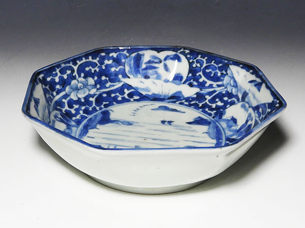 深みのある藍色の染付で山水図を描いた古伊万里