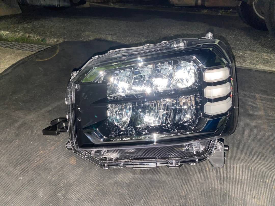 ダイハツタフトGターボ LA900S LEDヘッドライト 左右 新車外し